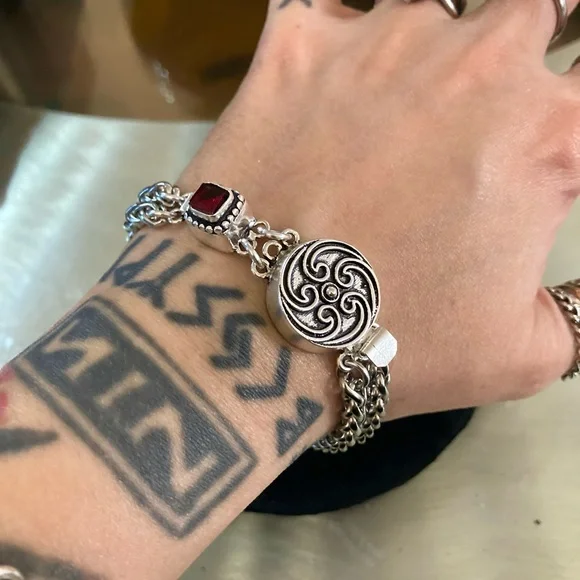 Handmade garnet & silver Celtic clasp design charm on wheat chain bracelet - Picture 6 of 10